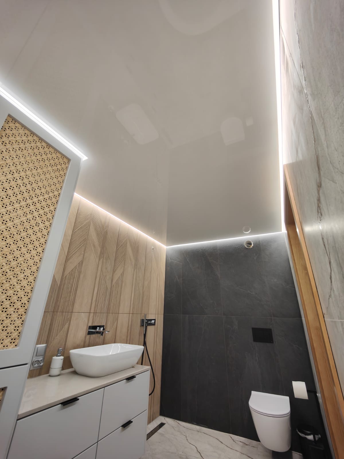 Sufit z oświetleniem LED