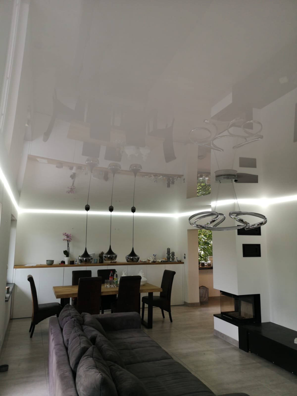 Sufit z oświetleniem LED