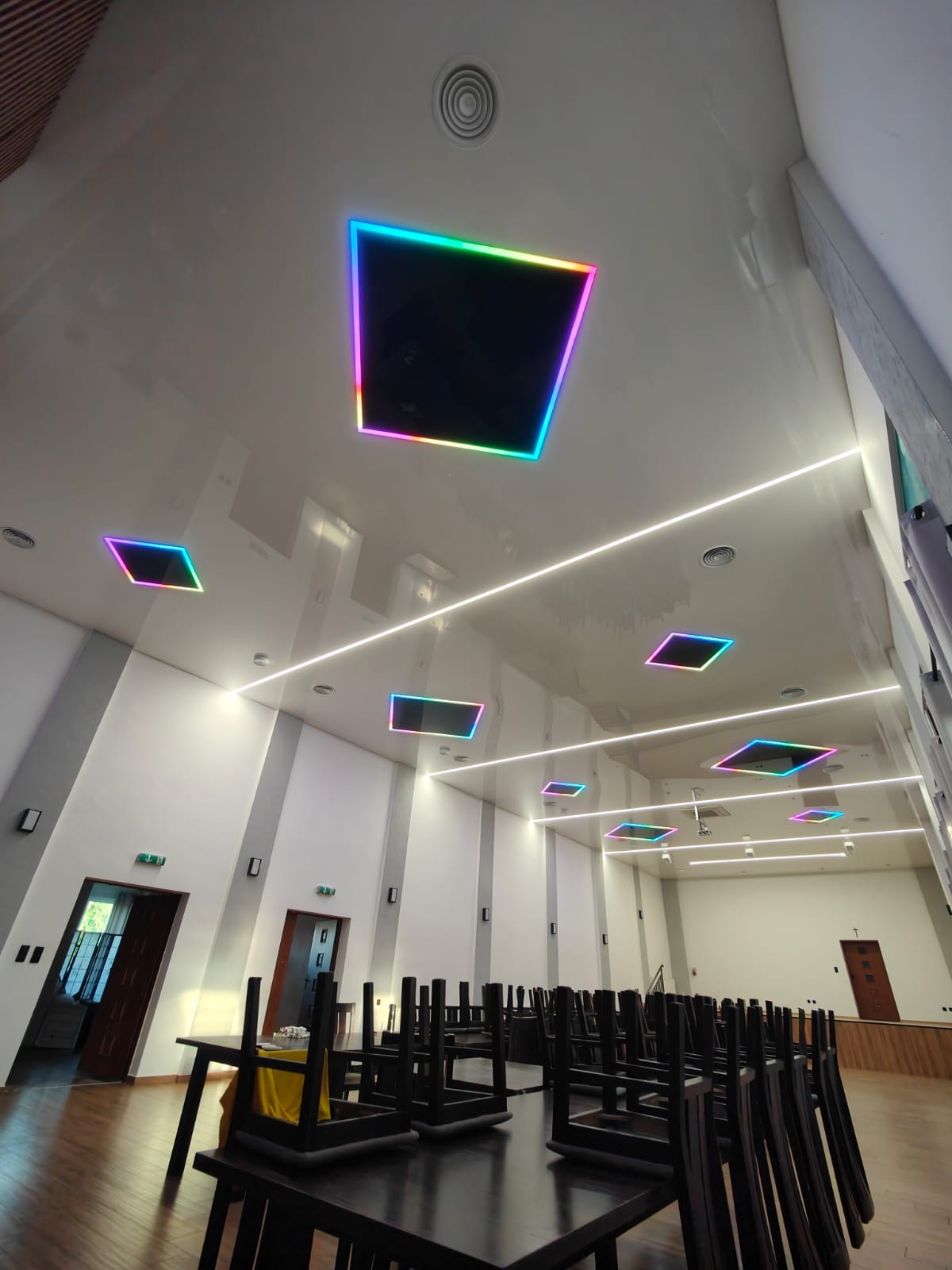 Sufit z oświetleniem LED