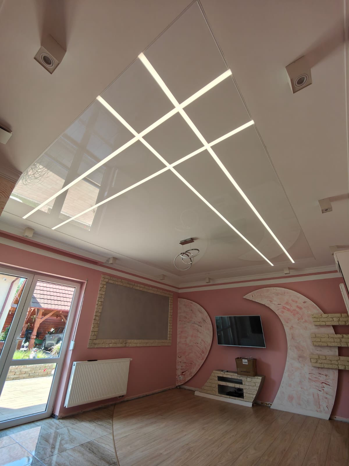 Sufit z oświetleniem LED