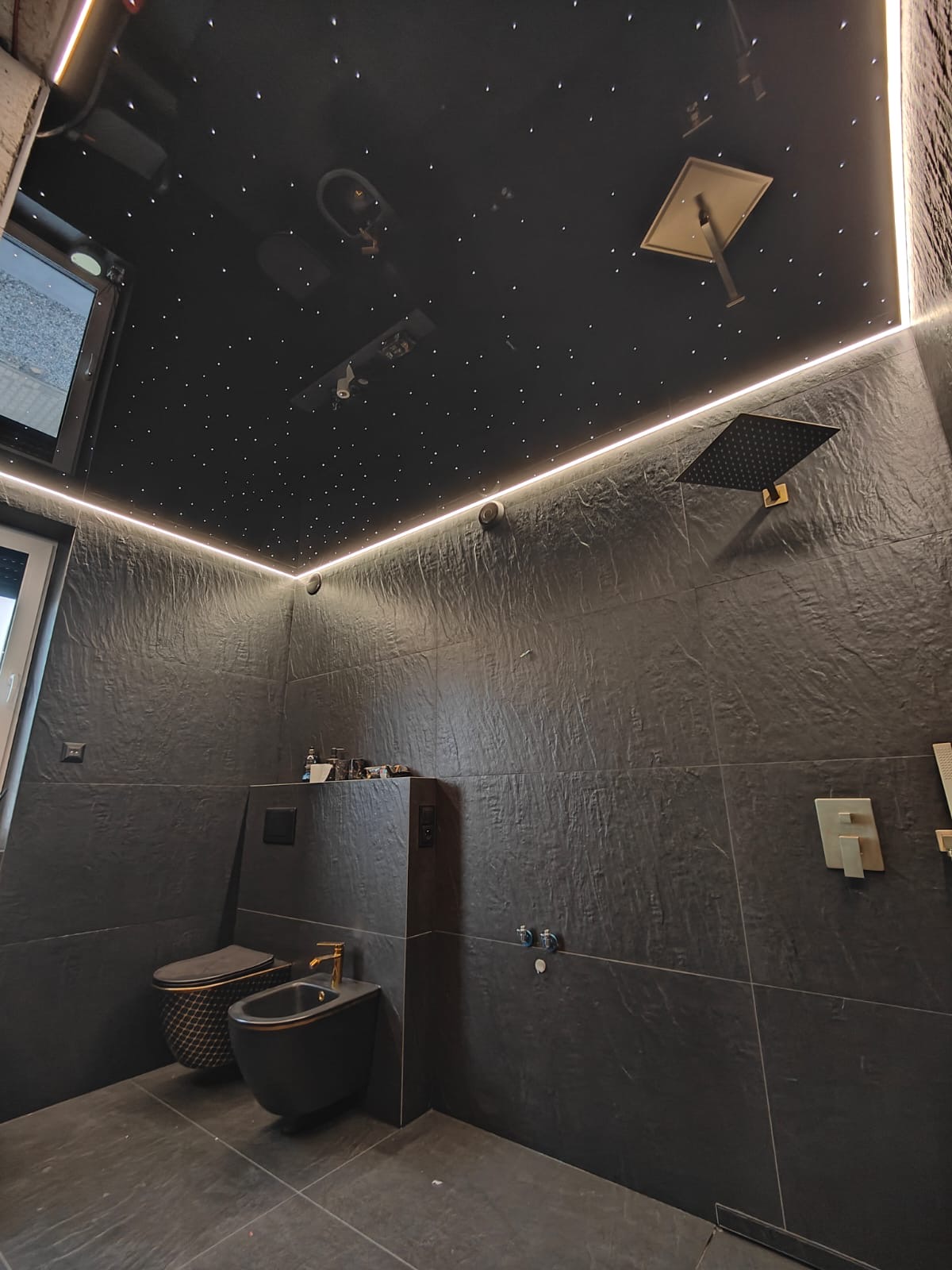 Sufit z oświetleniem LED