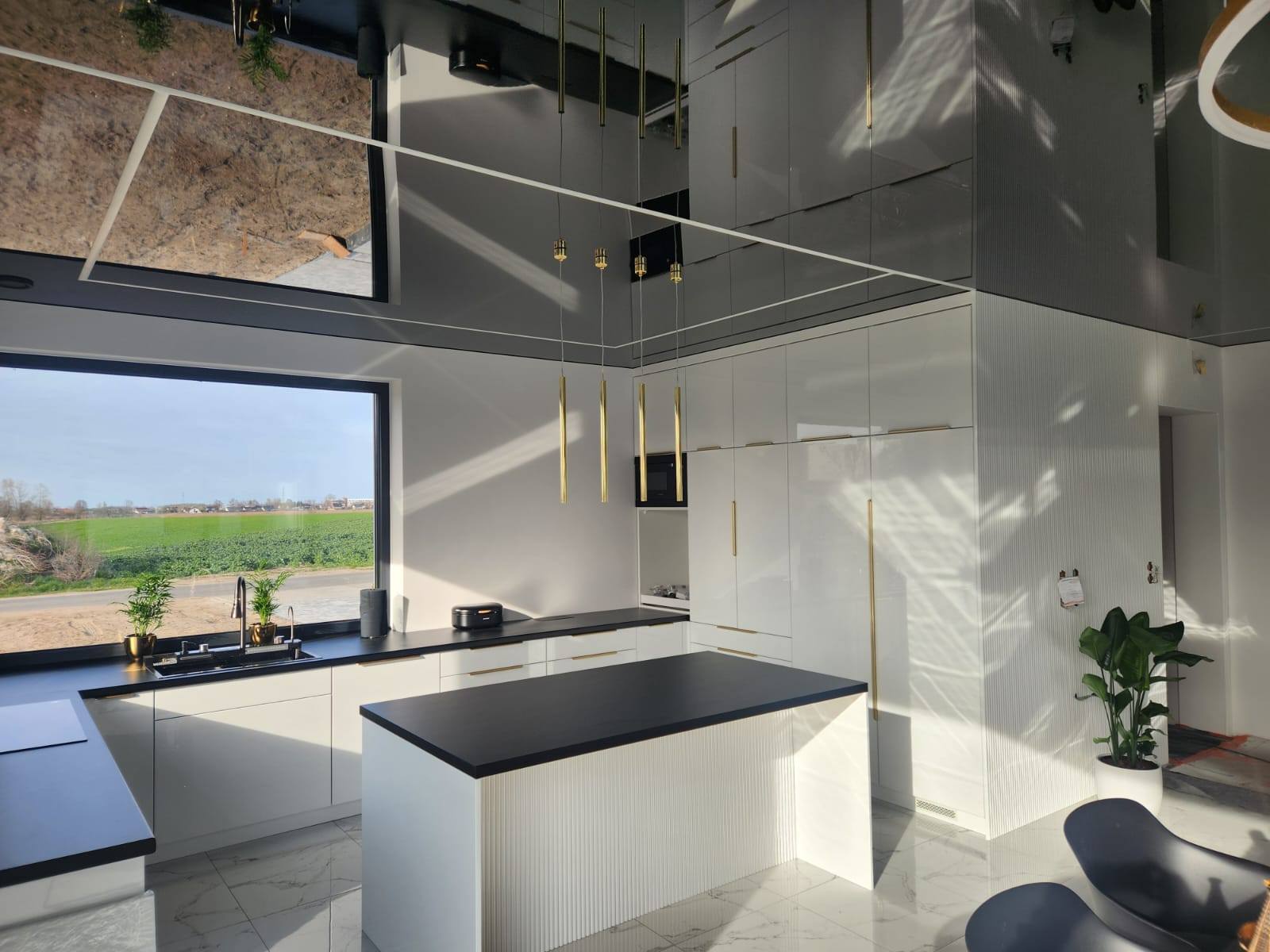 Luksusowy sufit napinany w nowoczesnym salonie - Sufity Napinane Rosiak